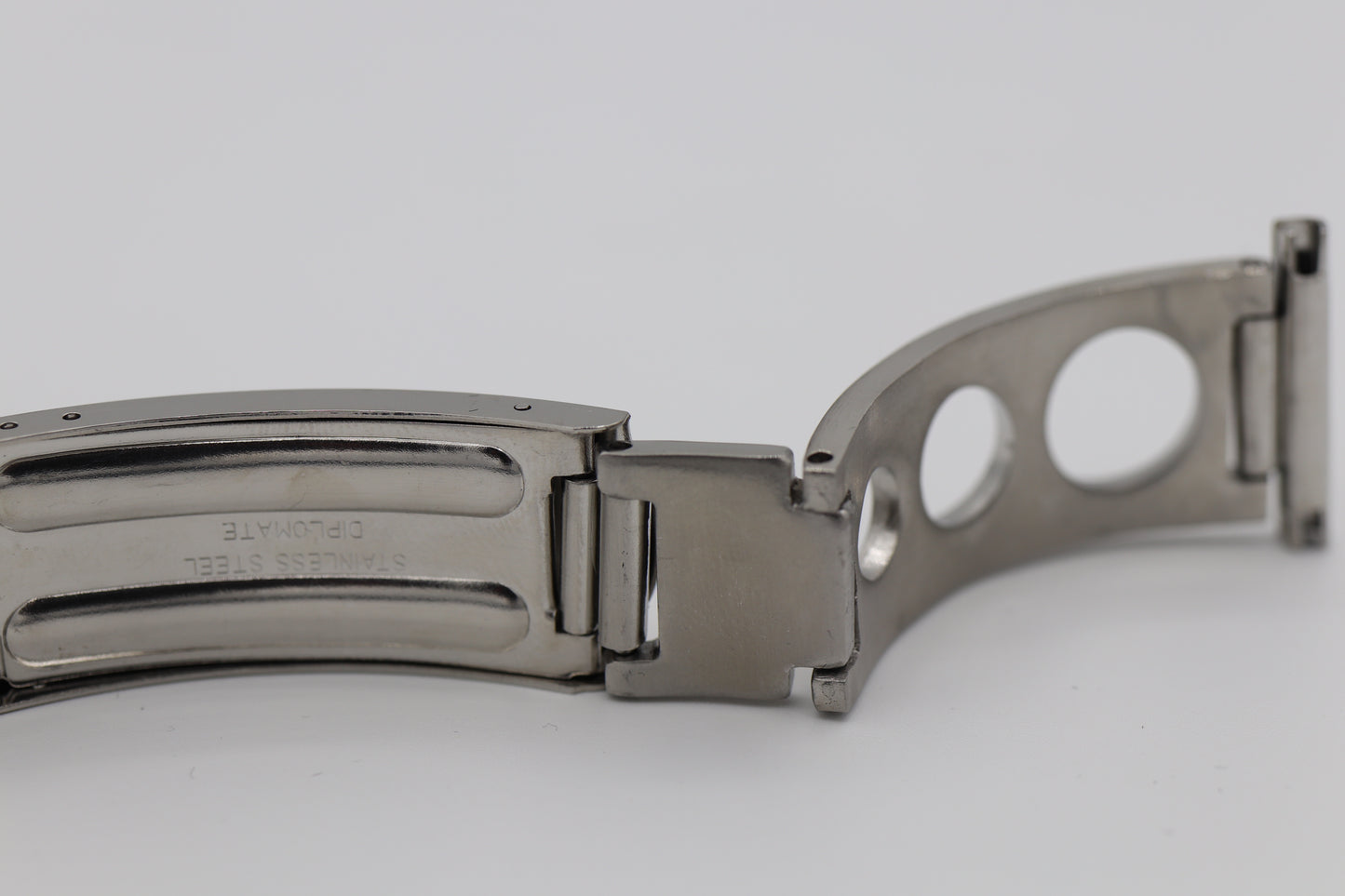 Pulsera de acero inoxidable perforada con diseño de diploma de los años 70